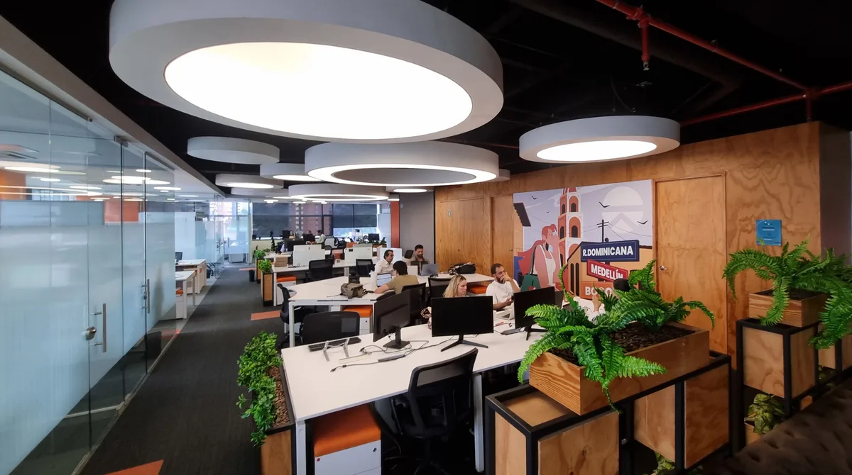A GCR work floor, with study dashboards on the wall screens